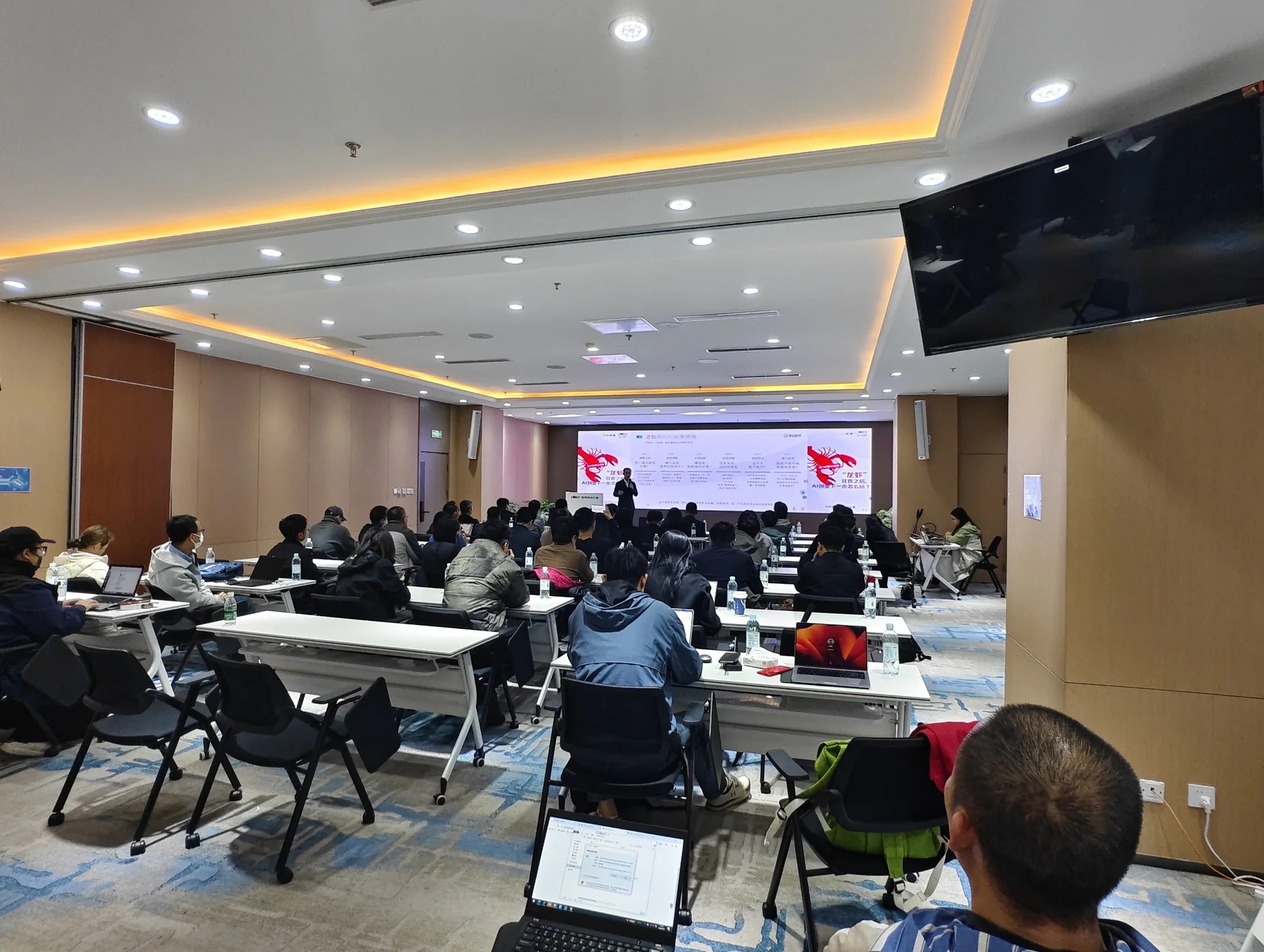 学员携带电脑参与 AI 工具实操工作坊