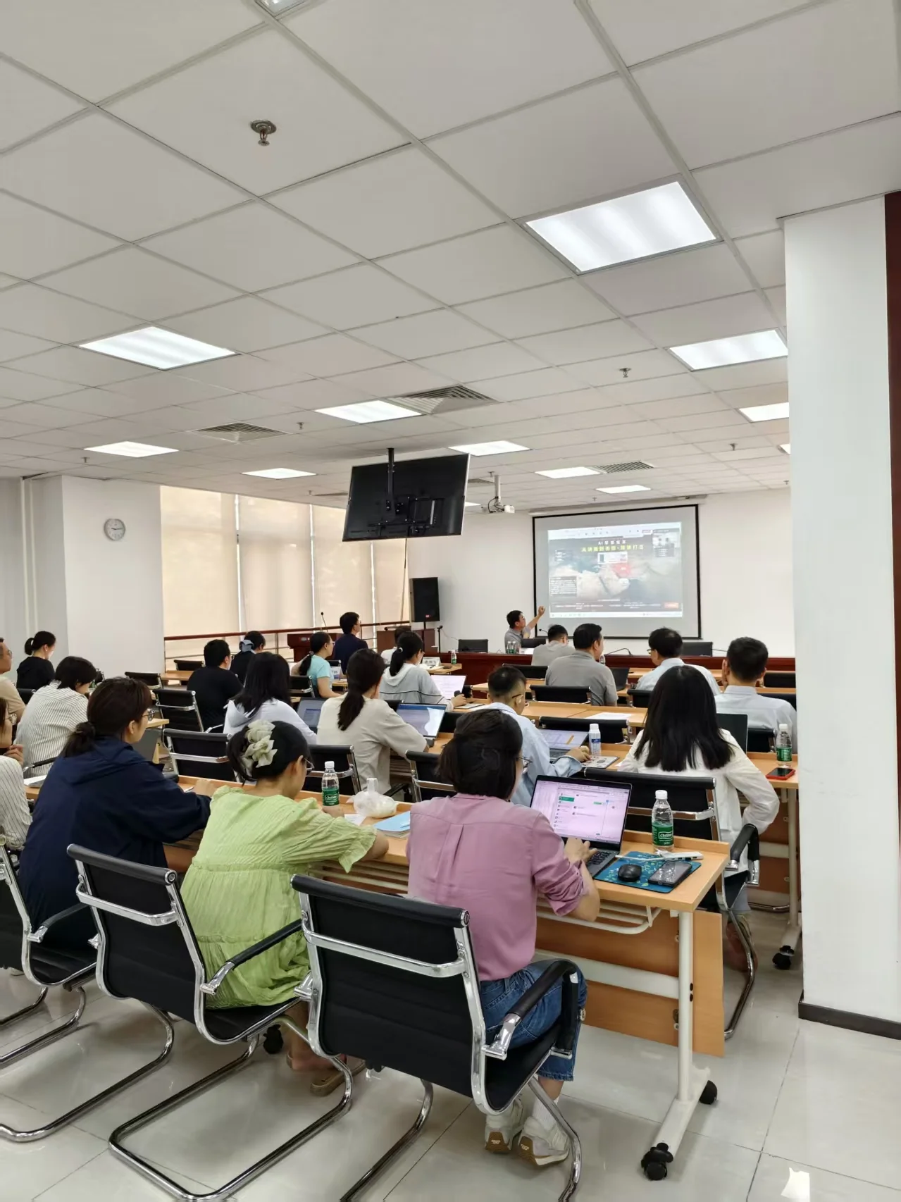 AI 实战课堂中学员使用电脑进行任务练习